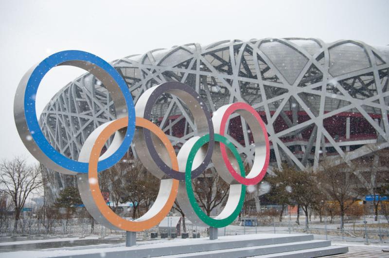 北京奥林匹克公园内的奥运五环标志和国家体育场鸟巢