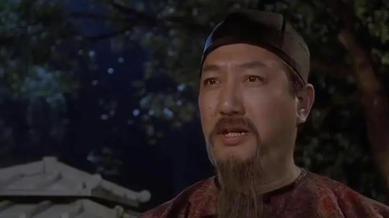 卢雄原名卢健雄,配音员出身,起初因崇拜演员舅父叶夏利进入娱乐圈