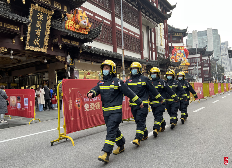 上海1万余名消防指战员在岗坚守
