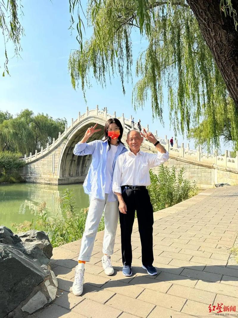 孙女帮八旬爷爷实现零食自由_爷爷离开文案_爷爷生病想辞职回老家照顾