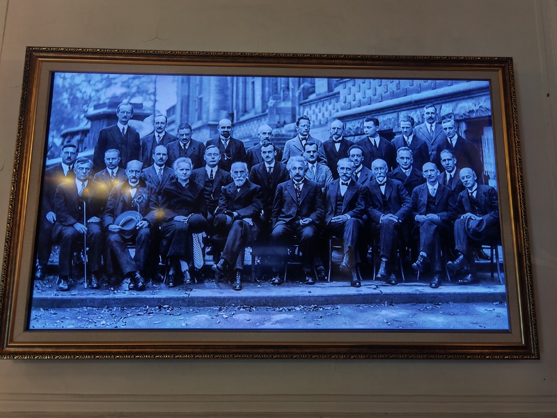 墙上有一幅大相框,展示着一张经典老照片:1927年第五届索尔维会议与会