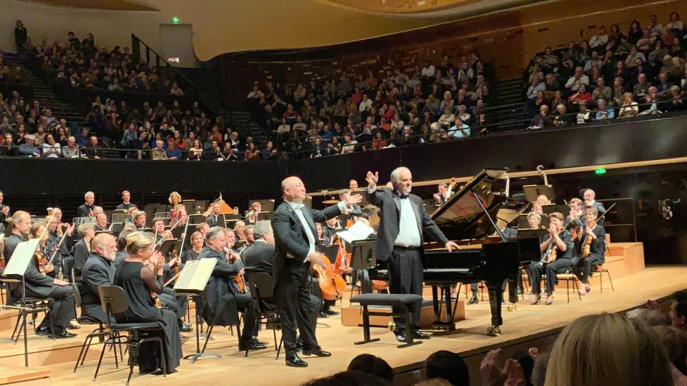 中国指挥家钢琴家许忠获法国文学与艺术军官勋章