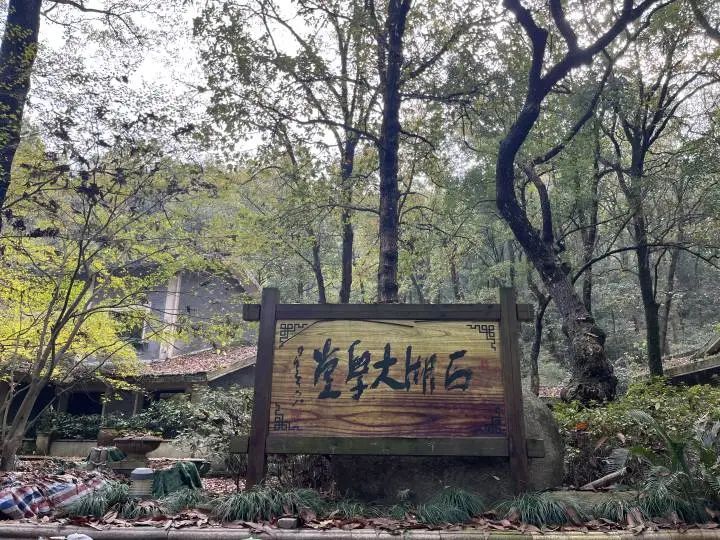 听涛居关停后,由西湖大学堂承租,承租期到后,闲置至今.