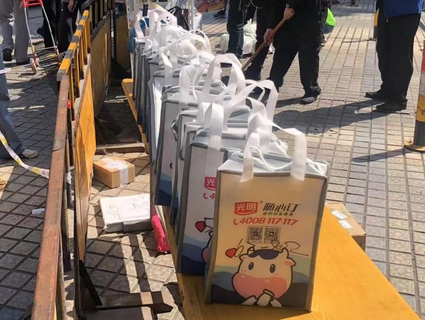 牛奶使者与时间赛跑5万余份光明牛奶准时送达