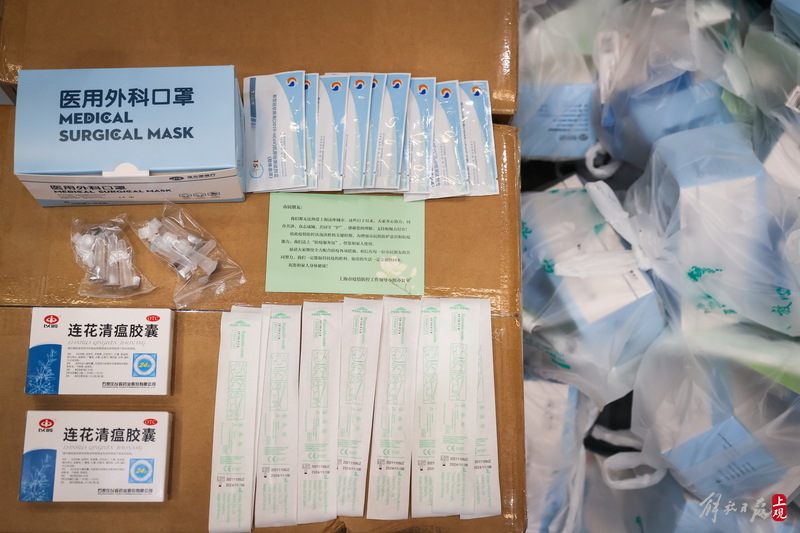 口罩、中成药、抗原测试盒……宝山区95万份防疫服务包按户发放