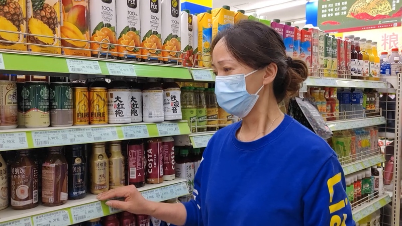 上海超市女店长打地铺住店纤瘦的身体搬运一袋袋米面笑着笑着却哭了