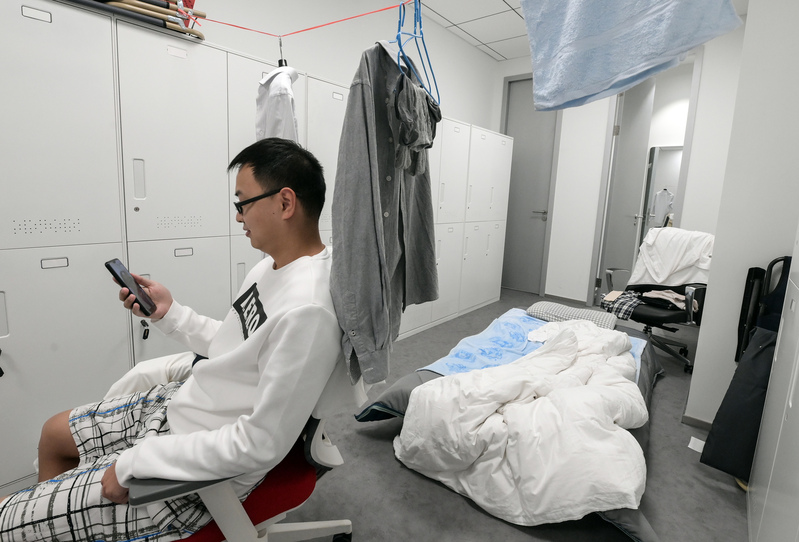 金融市场部系统管理员李壮在更衣室临时改成的单身宿舍内与家人视频