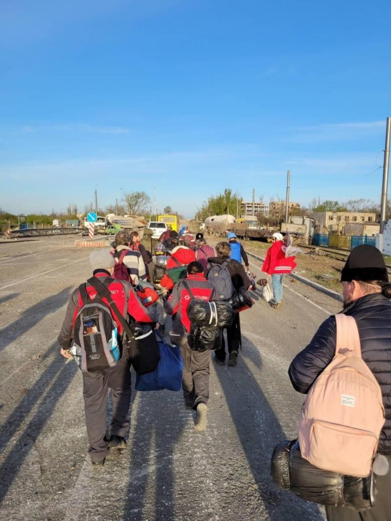 国际红十字会在乌一线人员受困平民收集雨水喝几人分享一人餐量