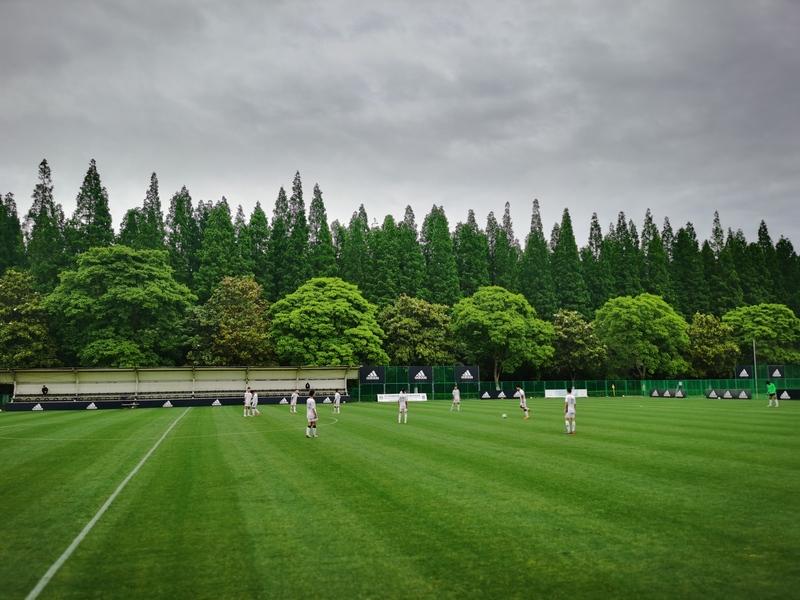 他们,是78岁的徐根宝,是53岁的范志毅,是一群默默无闻的足球教练,更是