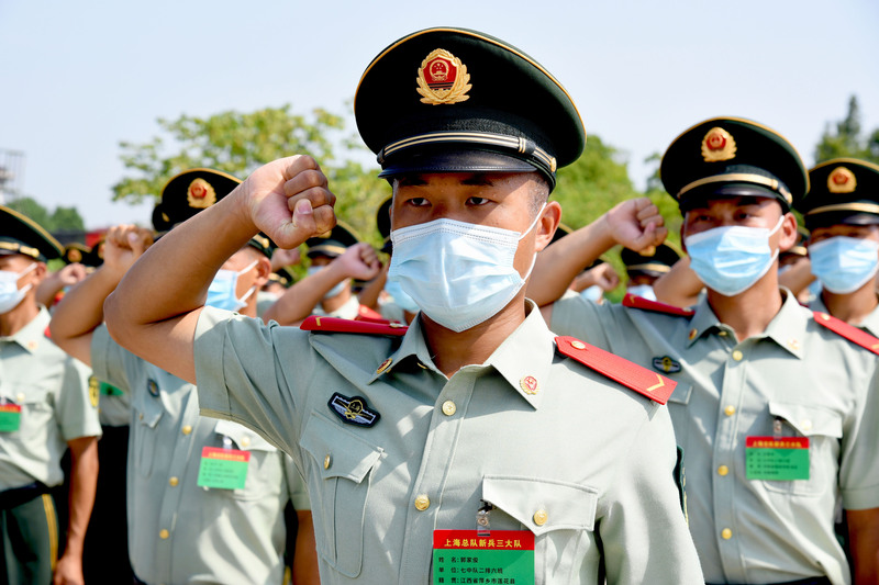 上海武警新兵授衔有人3个月减重40斤他们经历了什么