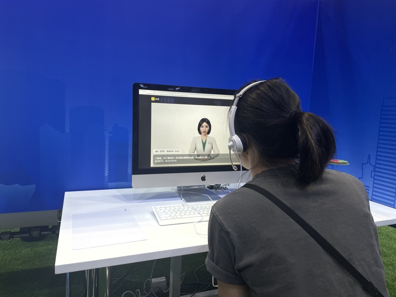 一位求职者正在进行AI模拟面试。刘惠宇 摄