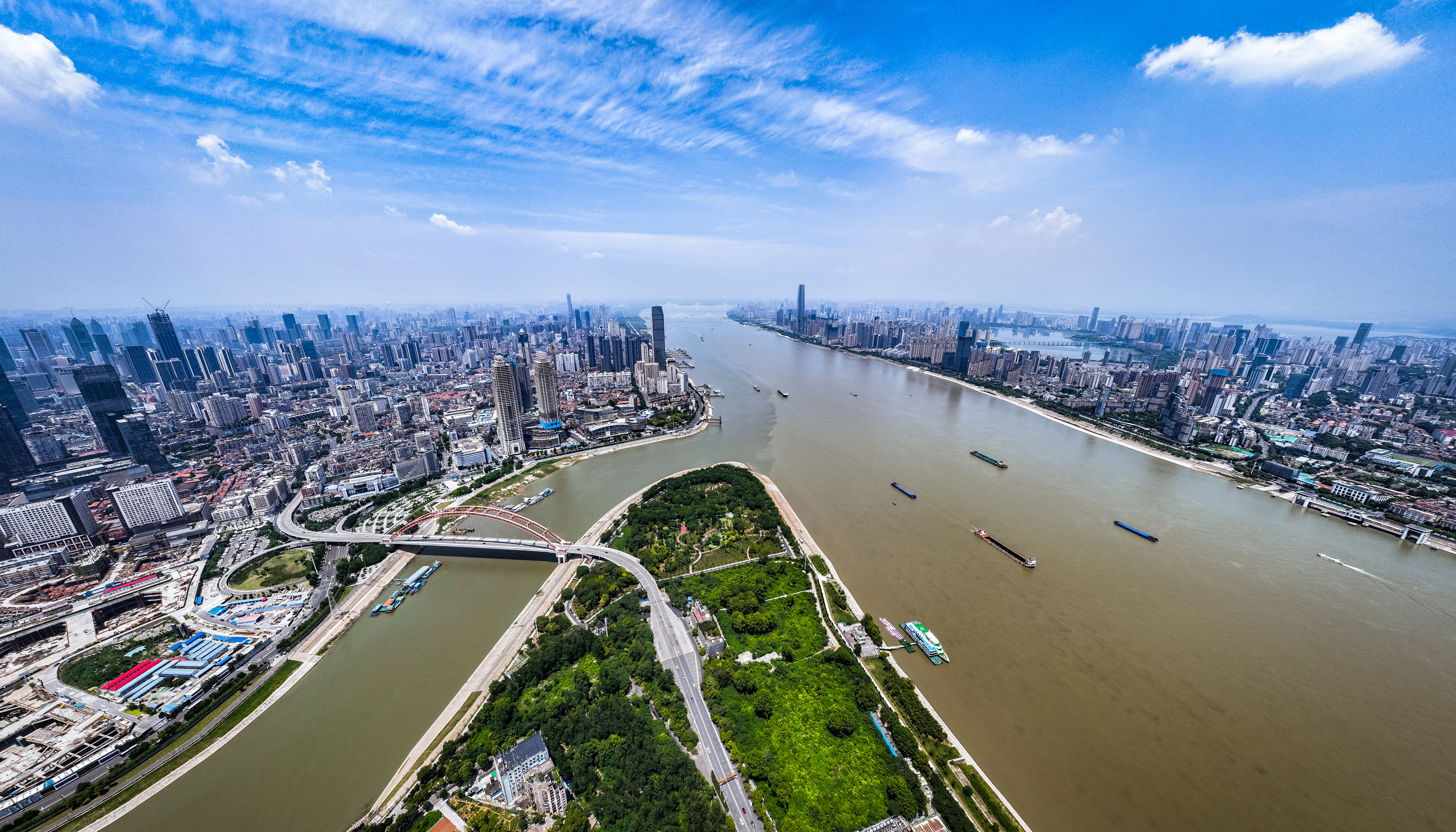 极目江城万象新人文经济视野下的武汉观察