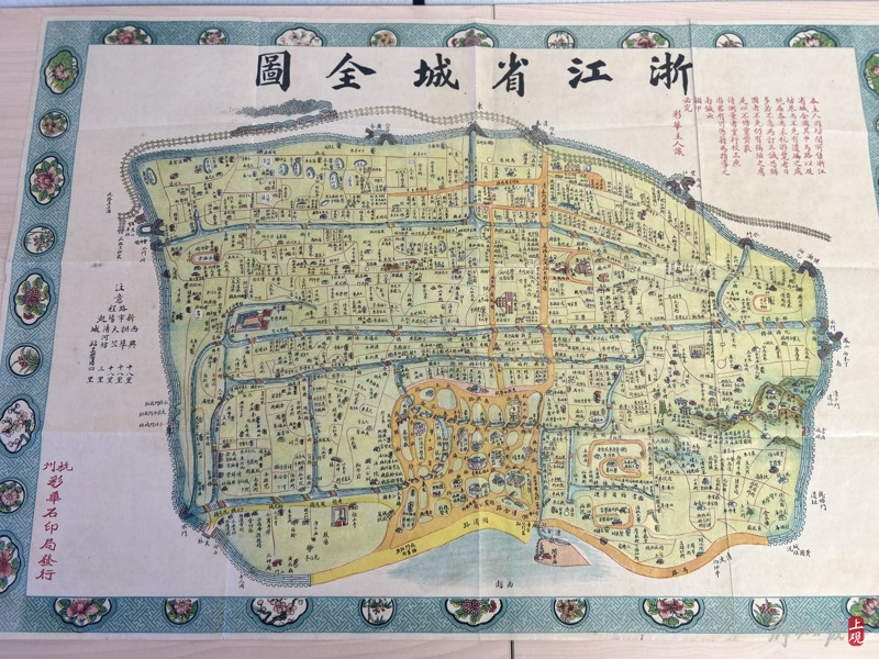 座谈会现场展示的古旧地图 施晨露 摄