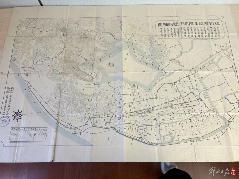 座谈会现场展示的古旧地图 施晨露 摄