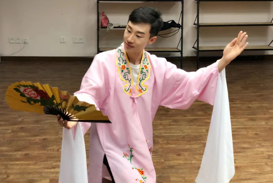 上海之歌⑤爱唱京剧的95后男生凭什么成为妇婴医院明星护士