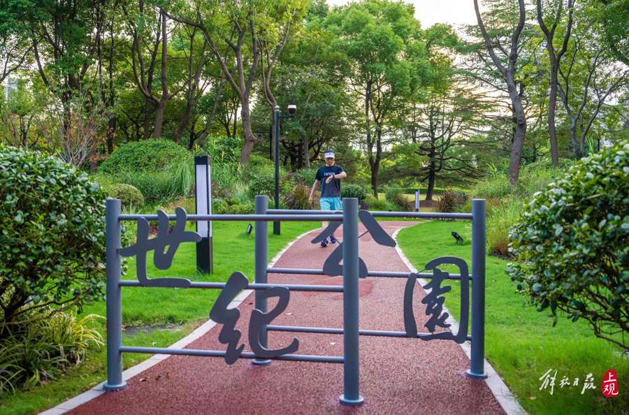 拆除围墙后，公园设置了这样的围栏能够挡住自行车等进入花园。孟雨涵摄