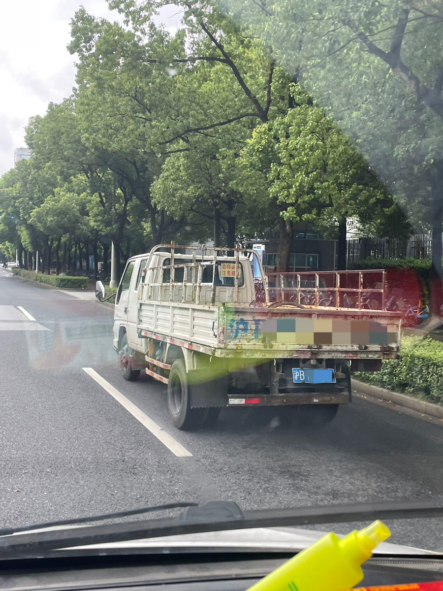 杨青指了指前方的一辆货车，称这是第三方清运公司专门用来运单车的。朱雅文/摄