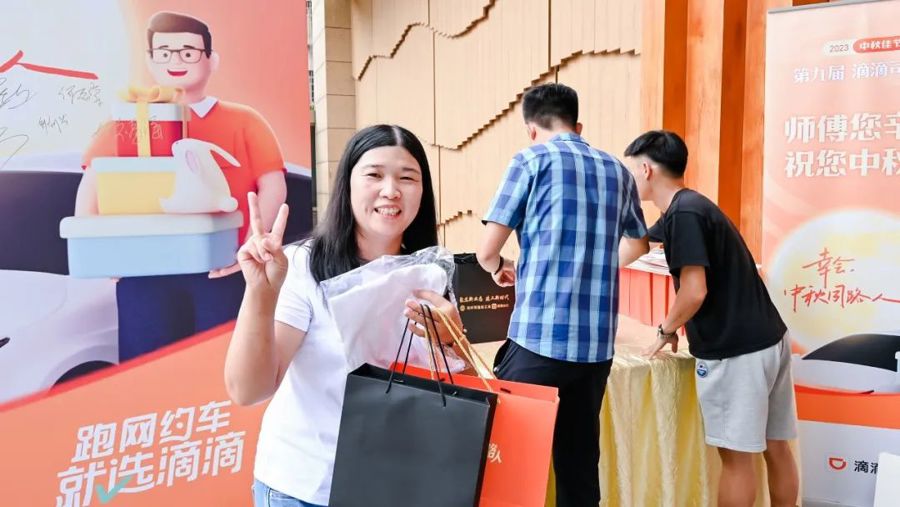 福利站现场，师傅们开心地领取月饼和中秋礼物