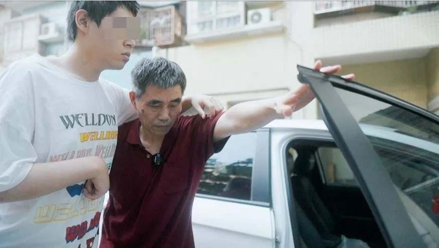 在重庆看到这辆网约车别急着投诉，他3个月已经道歉了1800次