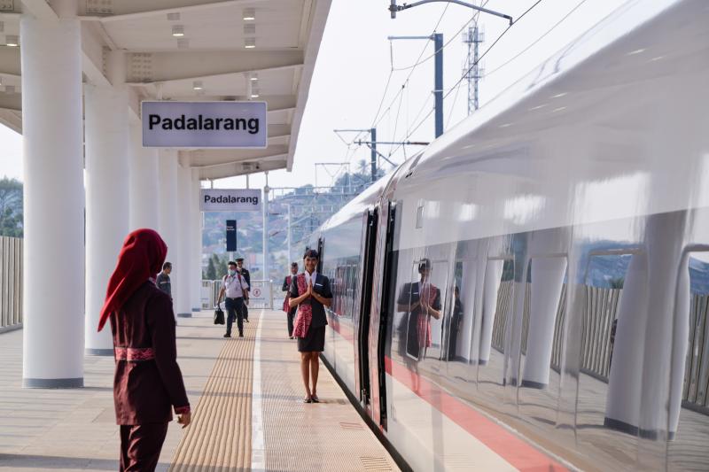 （“一带一路”高峰论坛·图文互动）（7）特稿：中印尼共建“一带一路”合作的“金字招牌”——记习近平主席关心推动的雅万高铁正式开通运营