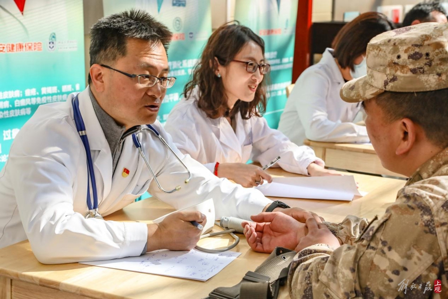 北京大学国际医院心内科陈学智副主任医师任为战士亲切问诊。
