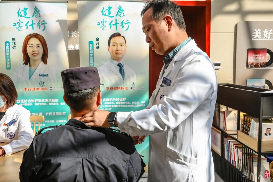 北京大学国际医院骨科副主任医师金开基在检查战士的颈椎。