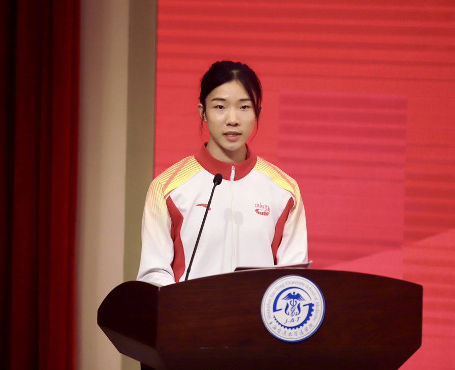 华东师范大学田径运动员周莉进行交流发言（谈乐达摄）