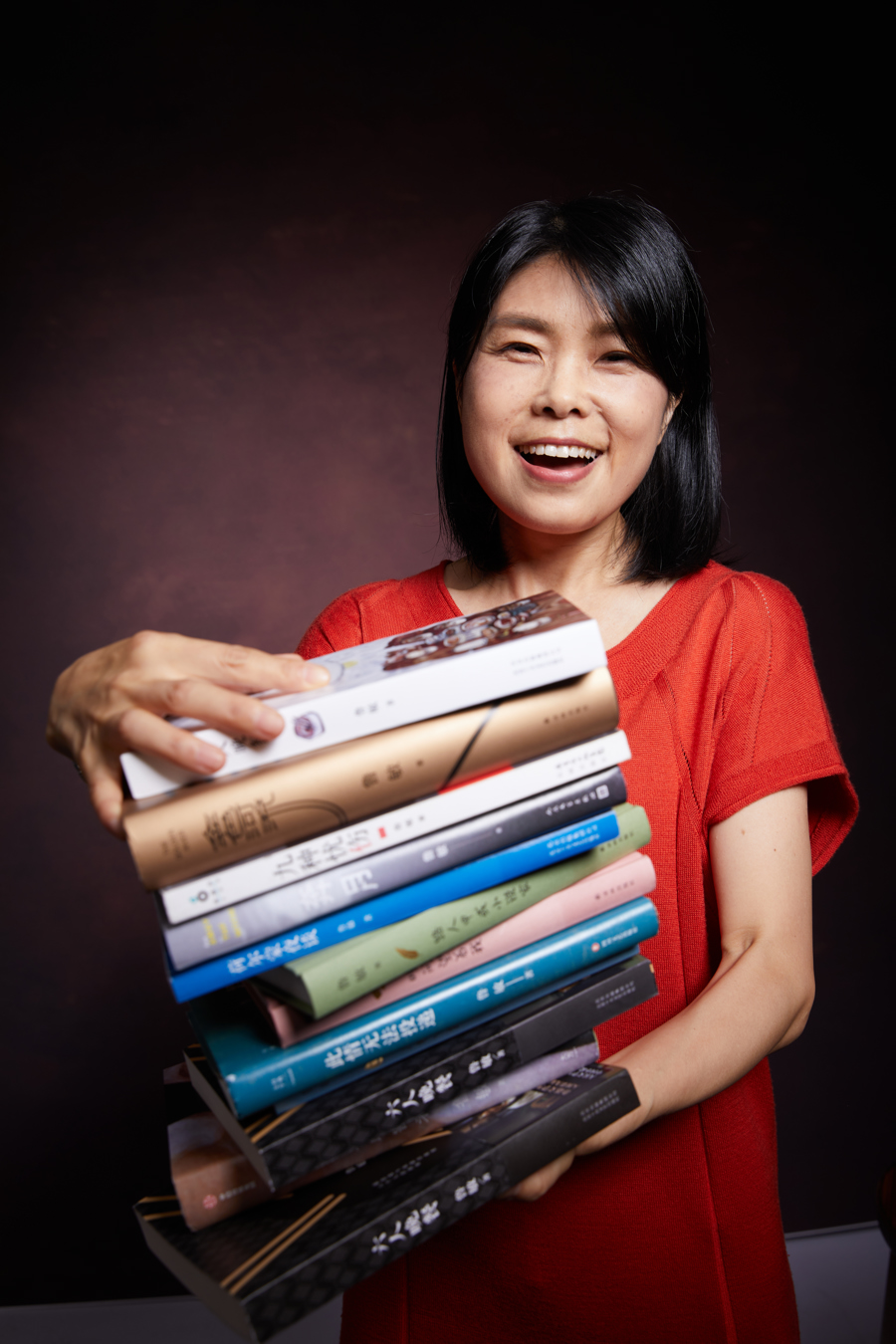 作家鲁敏和她的作品. 受访者供图