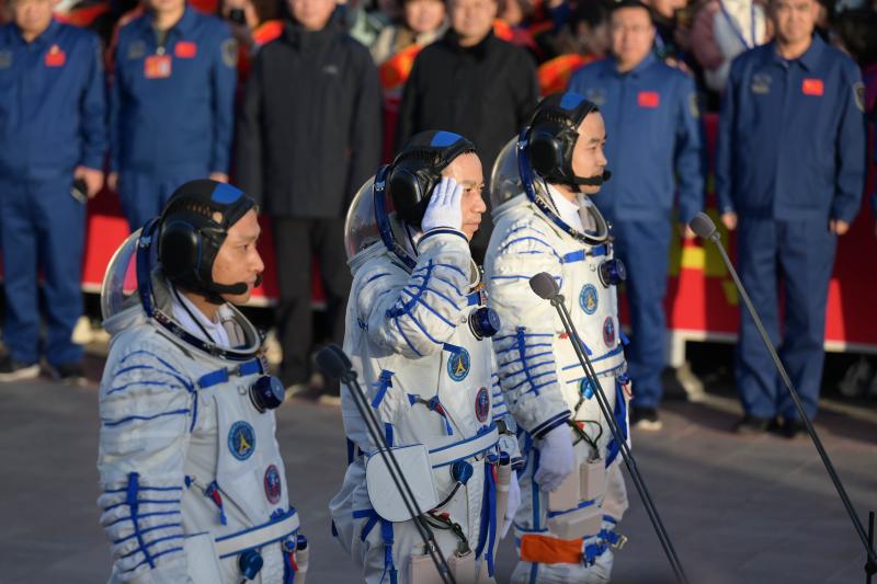 （新华全媒+）（3）神舟十七号载人飞行任务航天员乘组出征仪式在酒泉卫星发射中心举行