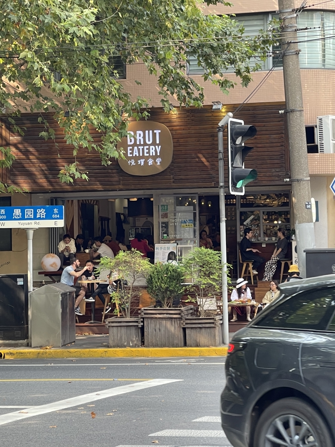 采访结束后,记者走访了扬·舒特教授喜爱的咖啡店(位于镇宁路愚园路