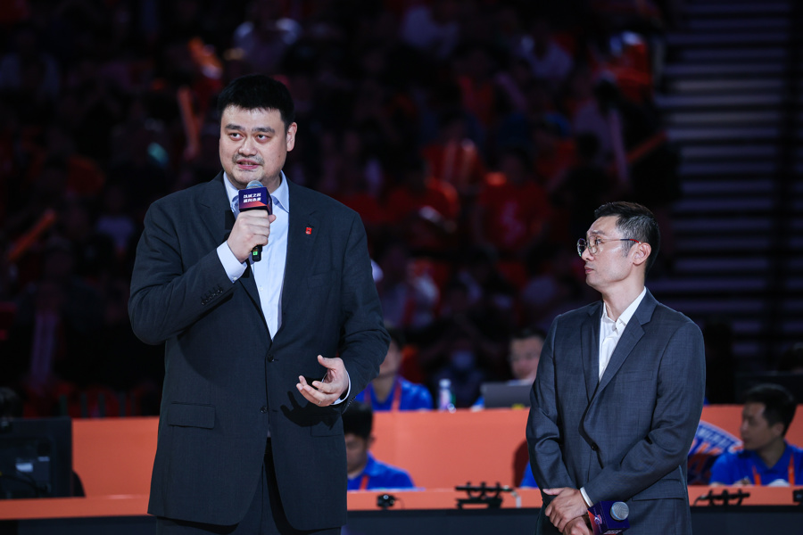 图说：中国篮协主席姚明肯定了刘炜职业生涯的贡献。