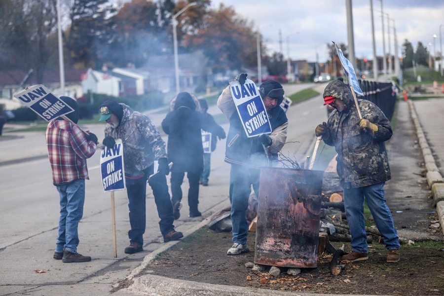 10月30日，美国密歇根州，美国汽车工人联合会的成员举行罢工。