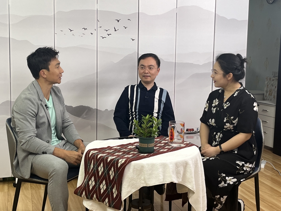 10月30日，刘畊宏（左）来访，与蔡磊、段睿夫妇交流。  李楚悦 摄