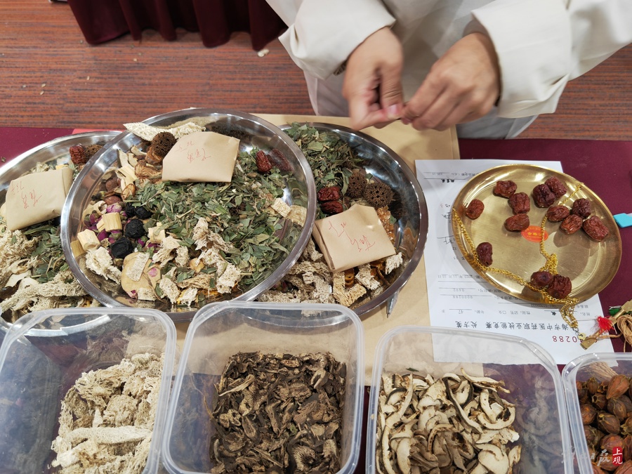 原来,上海市中医药职业技能竞赛在此进行复赛,内容涵盖中药饮片辨识