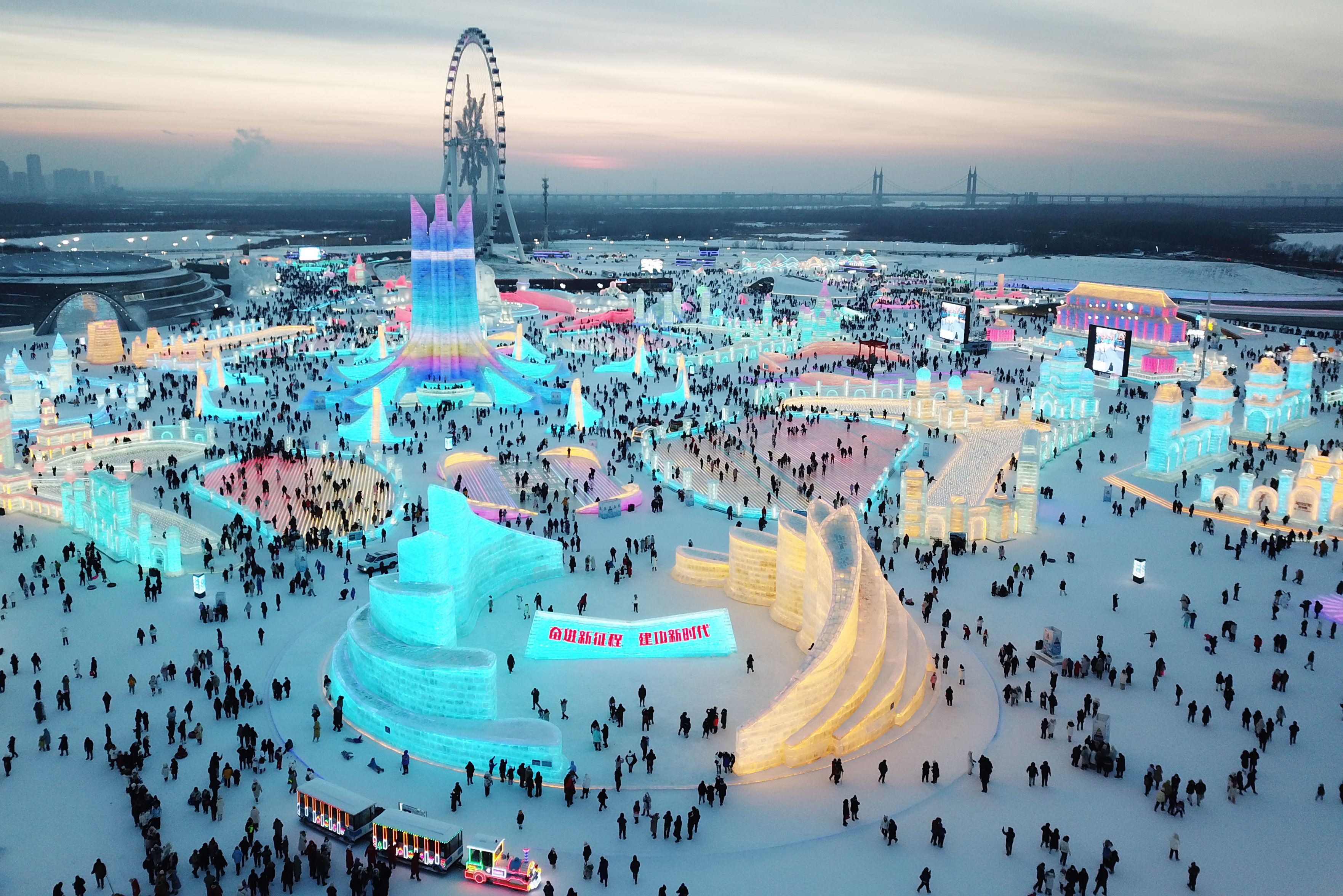 游客在黑龙江哈尔滨冰雪大世界园区内游玩(无人机照片)
