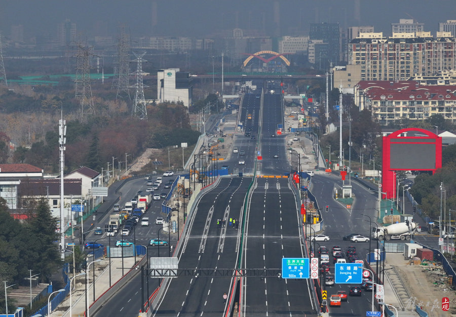 少8個紅綠燈從外高橋保稅區到金橋開發區這座跨線橋明通車