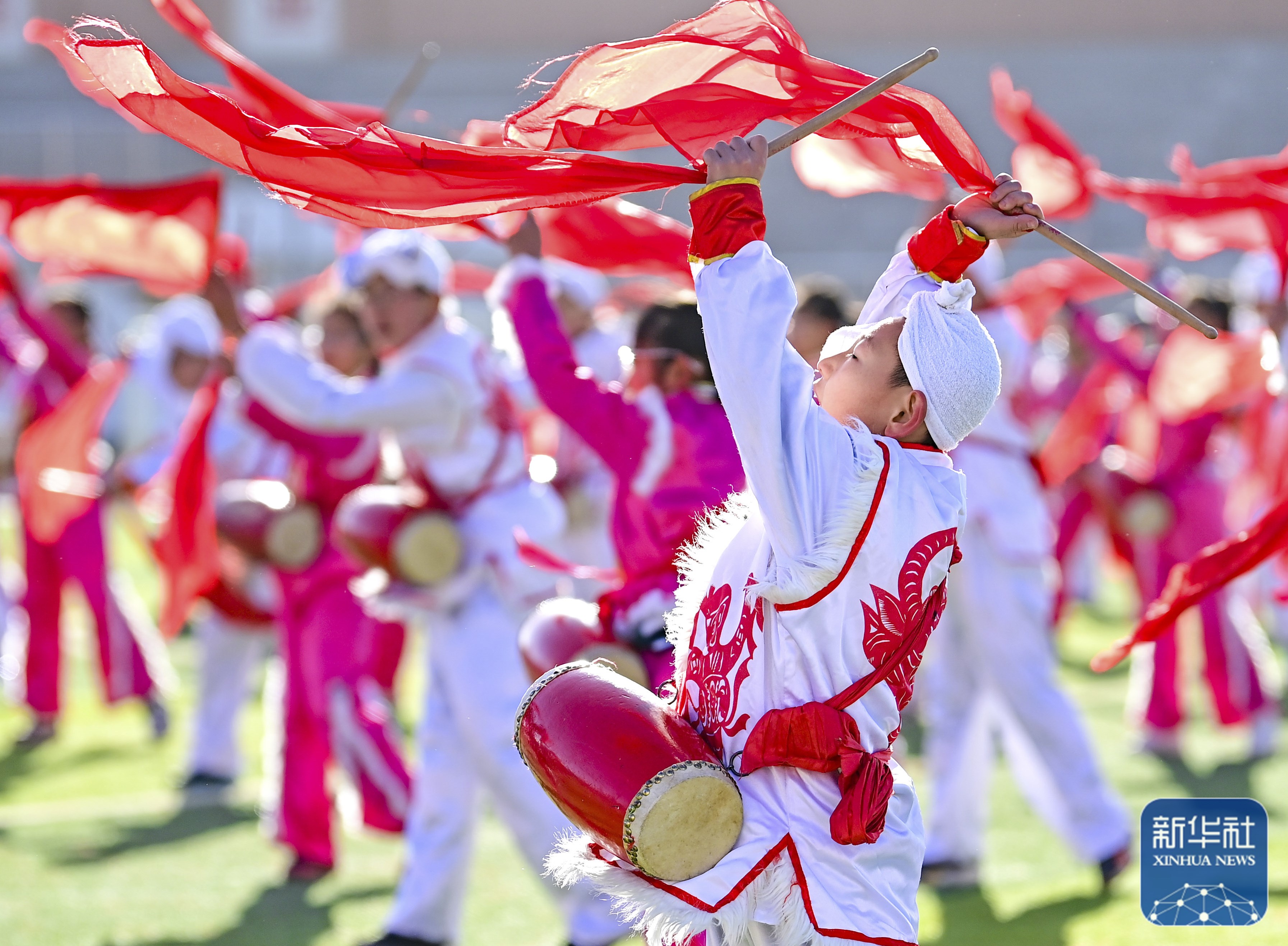 日,内蒙古鄂尔多斯市鄂托克前旗第二小学的学生在大课间表演安塞腰鼓