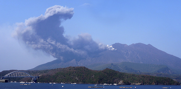 日本樱岛火山口15小时连续三次喷发,火山灰最高喷至上千米_上观新闻
