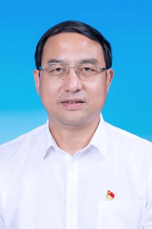 基教科副科长,余姚市教育局办公室主任,余姚中学党委书记,校长,余姚市