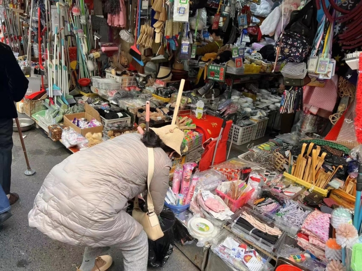 2元批发店爆火国外订单猛涨义乌的“小生意”回来了