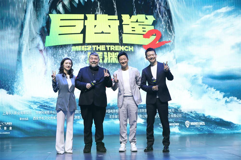 吴京用30瓶泡着枸杞的二锅头换装备