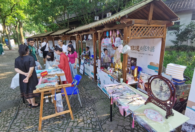 起源於家族祠堂的手工刺繡本世紀初關停的搪瓷廠非遺如何逆襲