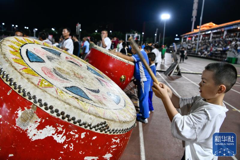 贵州“村超”足球之夜_新华频媒电子书_新华频媒电源多少伏