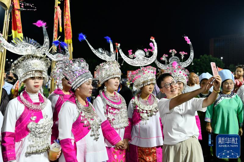 新华频媒电子书_新华频媒电源多少伏_贵州“村超”足球之夜