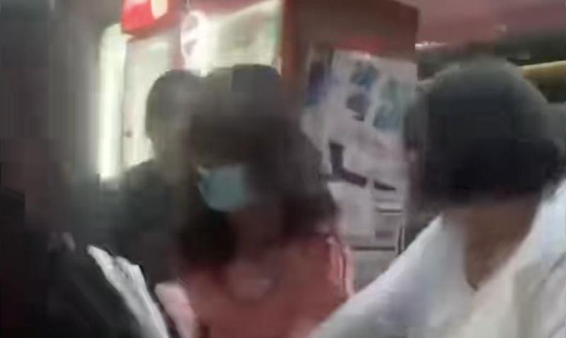 男子售卖青蛙被拘_男子扮女装偷拍澡堂_男子借机强奸被拘