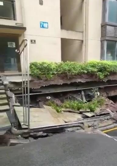 重庆交强险_重庆交强险查询平台_重庆万州遇暴雨：巡逻员喊楼撤离