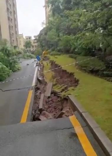 重庆万州遇暴雨：巡逻员喊楼撤离_重庆交强险_重庆交强险查询平台