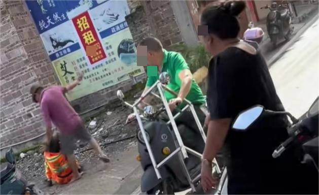 警方击毙海南暴恐分子_打金毛犬男子被拘_因扫到脚男子殴打环卫工被行拘