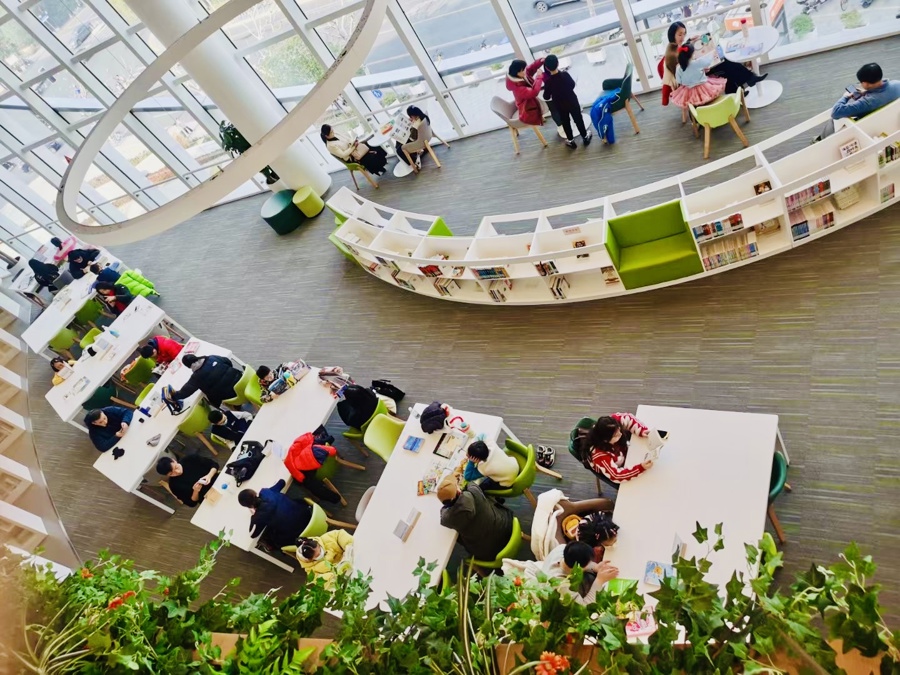 不少小读者选择在少儿馆用阅读开启新一年