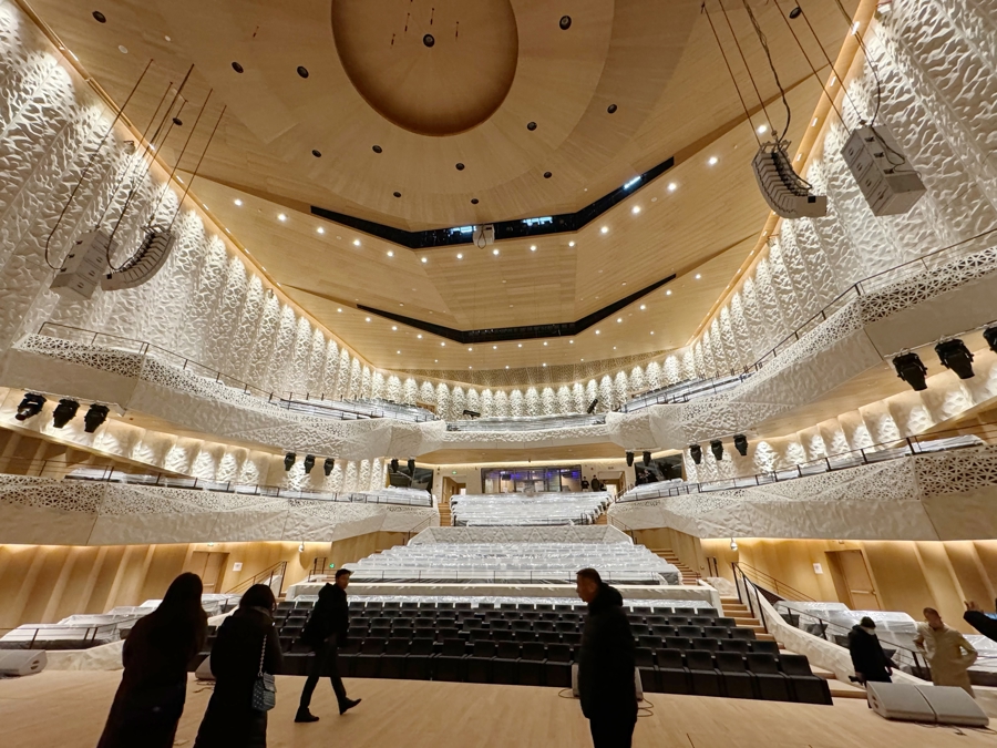 上海长滩音乐厅揭开面纱坐落长江入海口宛如水晶宫